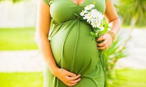 mulher grávida com varizes nas pernas